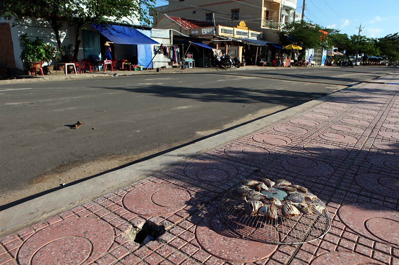 Сушка рыбы на тротуаре
