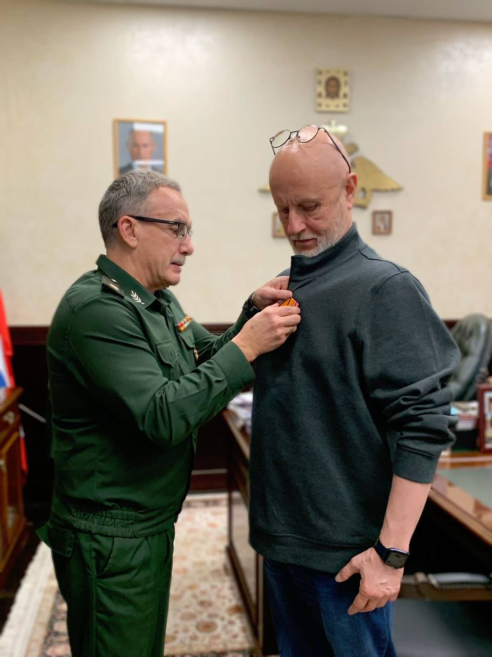 Вручение медали 